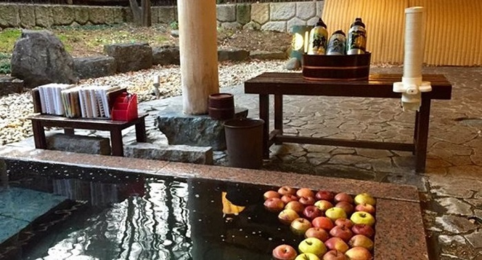 Health-giving apple baths gain popularity in Japan